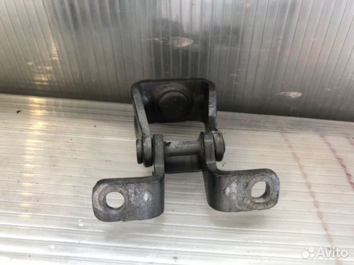 Петля крышки багажника правая Volkswagen Tiguan 1