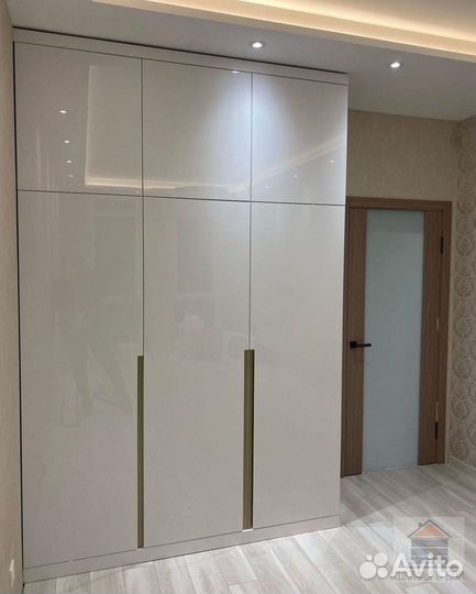 Шкаф с полками