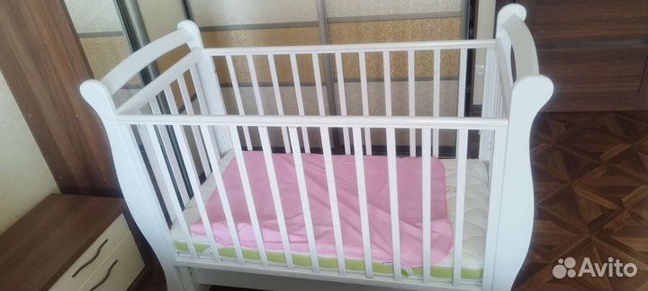 Детская кроватка с универсальным маятником