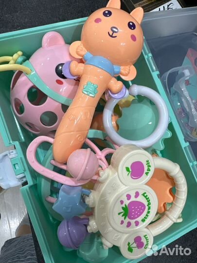 Погримушки и грызунки в контейнере новые