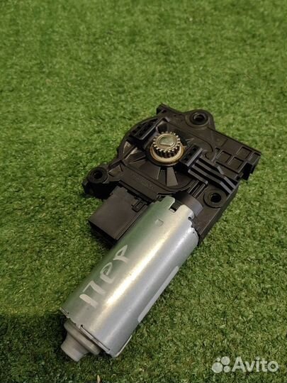 Моторчик панорамной крыши Volkswagen Touareg CR7