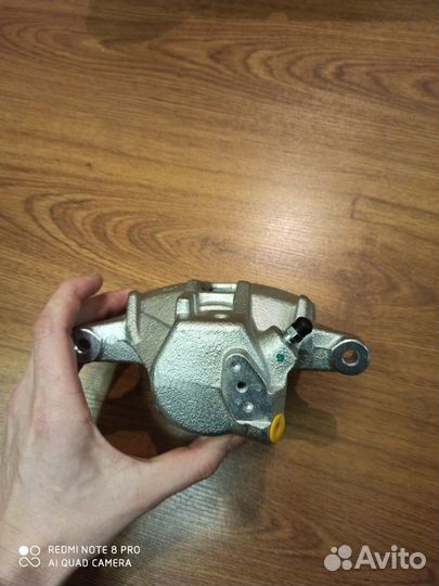 Суппорт передний Audi 80