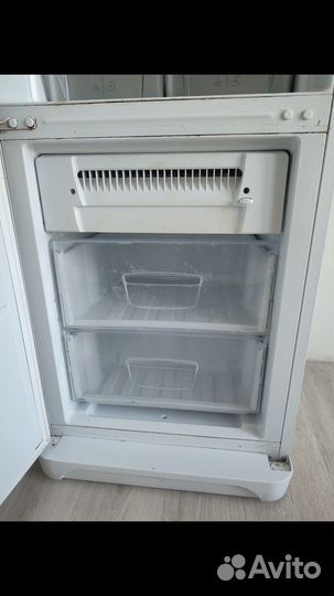 Холодильник ariston