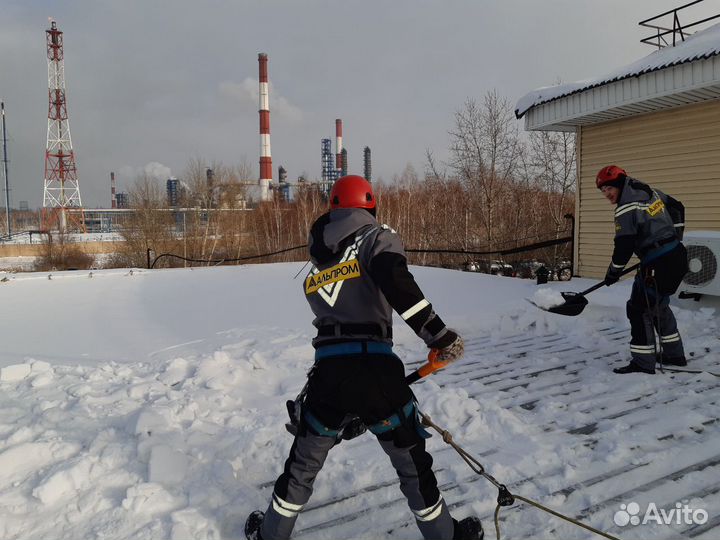Чистка крыш от снега. Кровли от наледи. Альпинисты