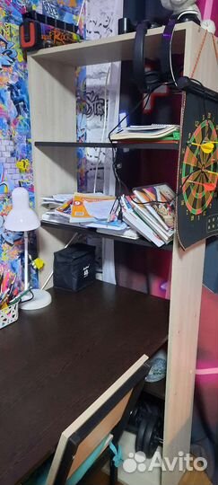 Школьный уголок(стол, стеллаж)