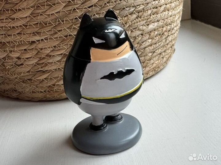 Бетмен фигурка на липучке в машину на торпеду