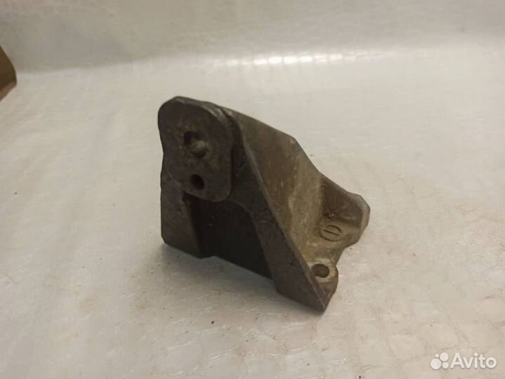 Кронштейн двигателя