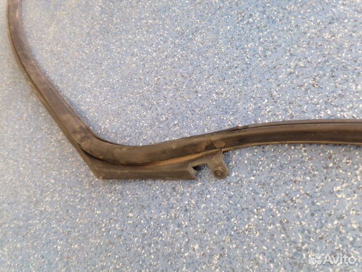 Уплотнитель двери передний правый Toyota Corolla