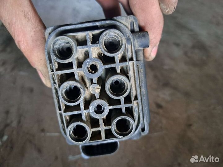 Блок клапанов пневмоподвески на Volkswagen Touareg