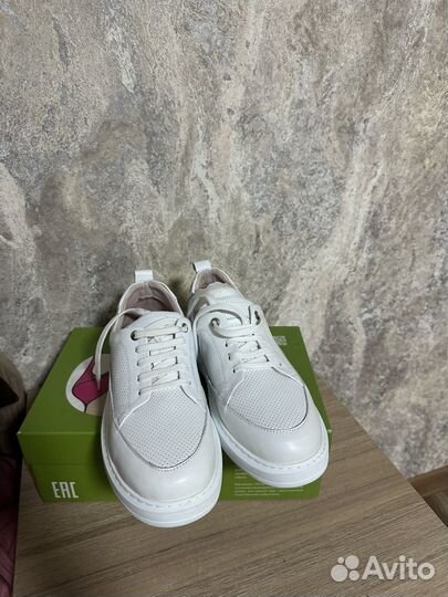 Кроссовки женские