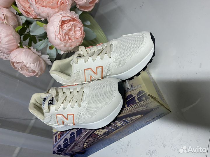 Кроссовки женские