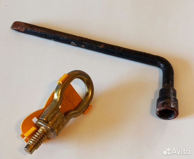 Электронасос для автомобиля и буксировочный крюк