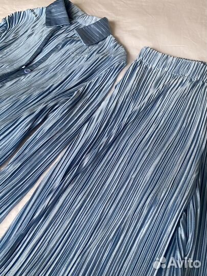 Плиссированный костюм голубого цвета