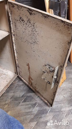 Металлический шкаф типа сейф