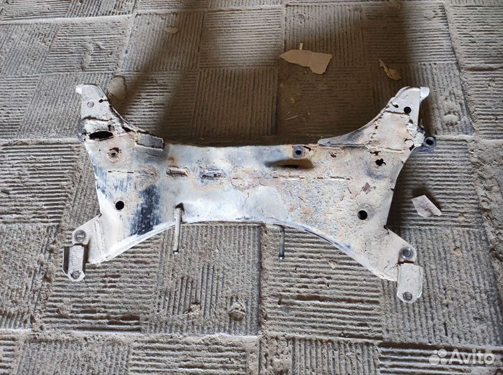 Подрамник lancer 9 mr510285