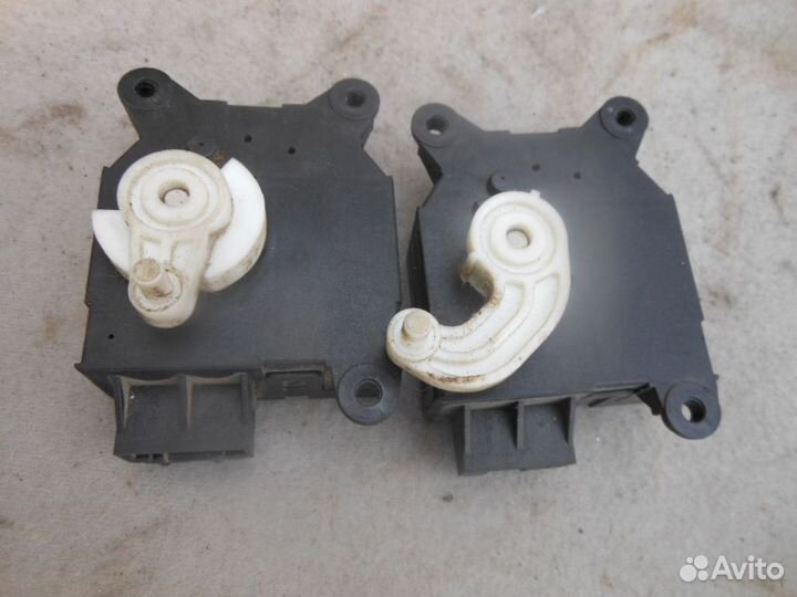 Моторчик заслонки отопителя Suzuki SX4 2006-2013