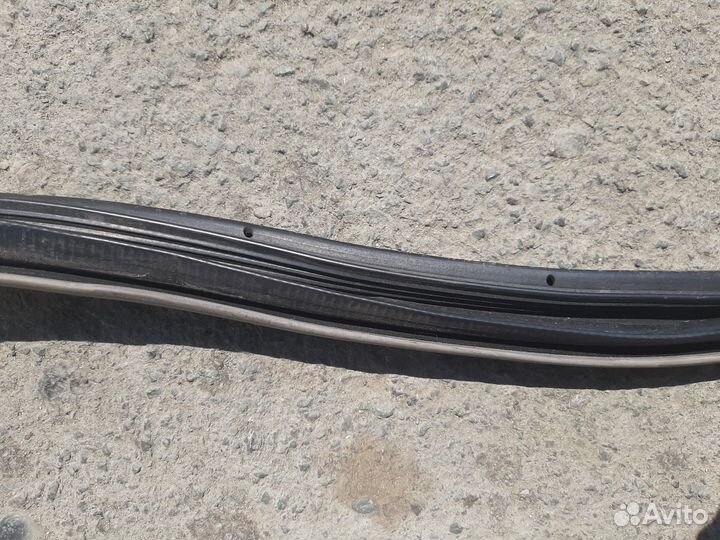 Уплотнитель двери передний левый Camry 30 2azfe