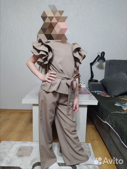 Костюм нарядный для девочки на 9-10 лет