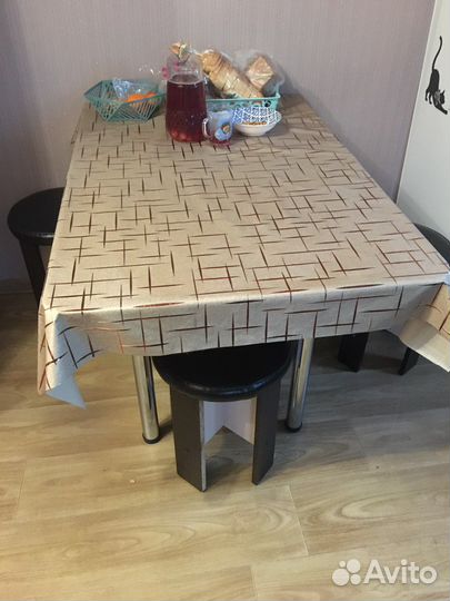 Стол и табуреты