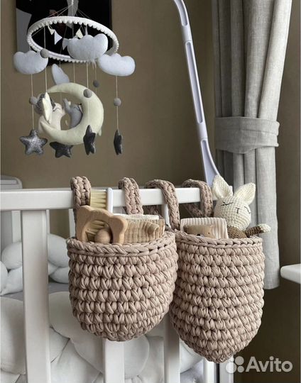 Вязаный органайзер на кроватку