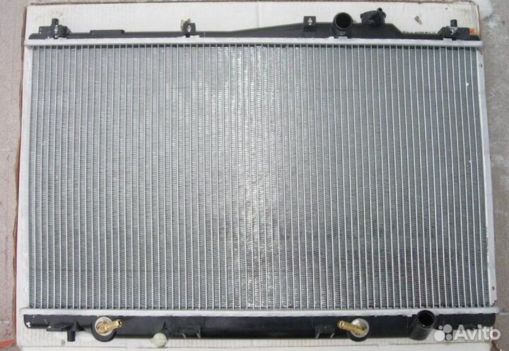 Радиатор охлаждения двигателя Honda Stream