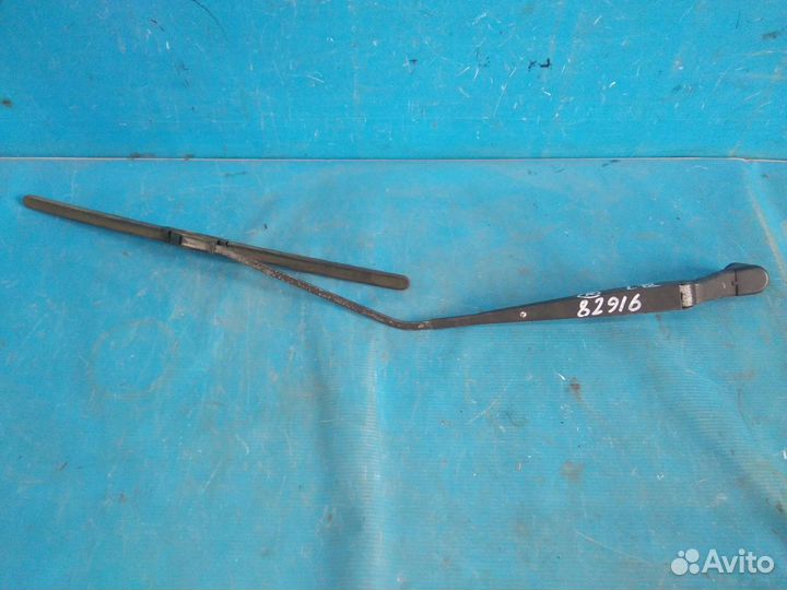 Поводок стеклоочистителя передний правый Mitsubish