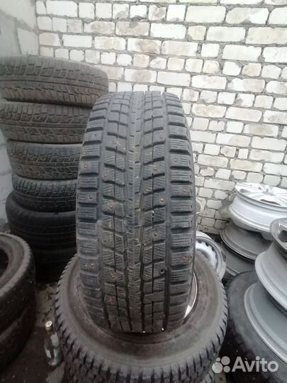 Dunlop SP Winter Ice 01 215/65 R16