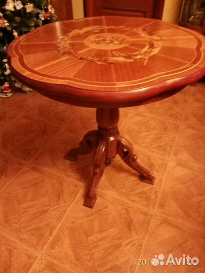 Старинный круглый стол