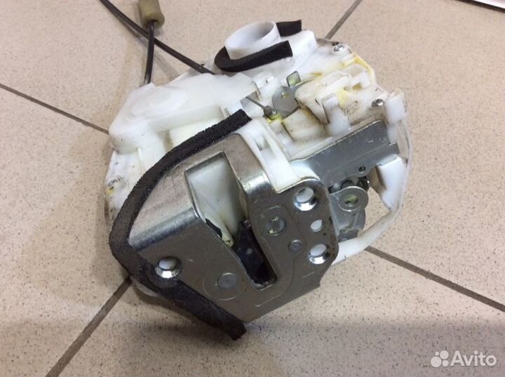 Замок двери задний левый Suzuki Sx4 M16A 2014