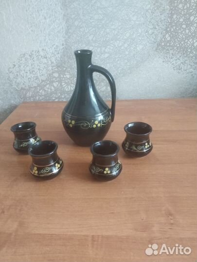 Кувшин с кружками для вина
