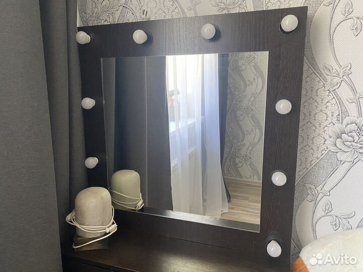 Гримерное зеркало со столом