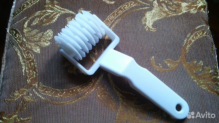 Нож для волнистой резки теста