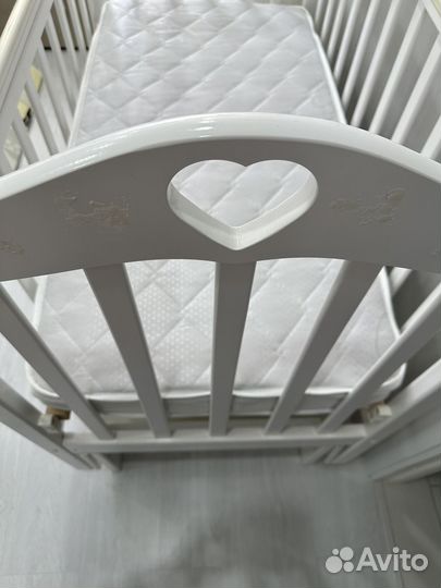 Детская кроватка с маятником и ящиком