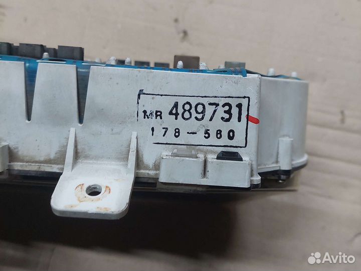 Панель приборов Mitsubishi Space Wagon 4G64 2002