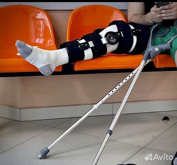 Коленный ортез с регулируемым шарниром