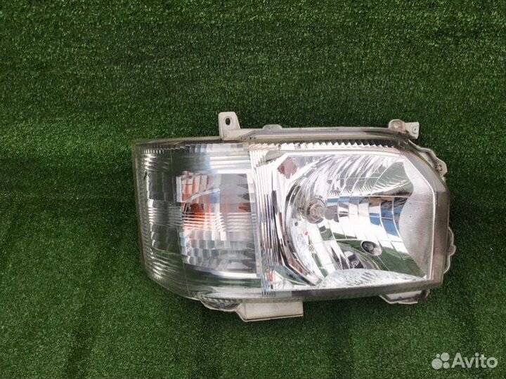 Фара передняя правая Toyota Hiace TRH200 1trfe