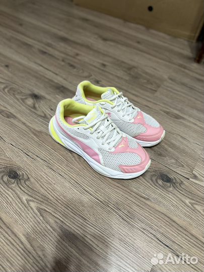 Кроссовки женские