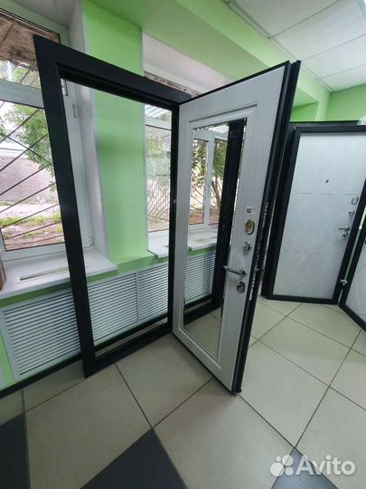 Входная дверь с зеркалом