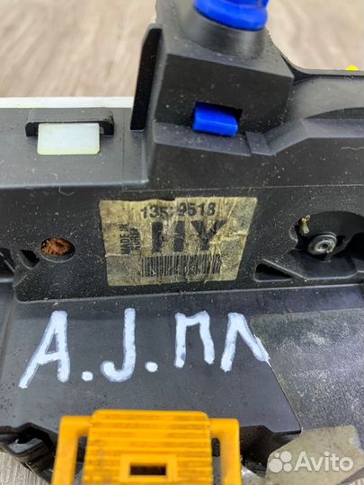 Замок двери передний левый Opel Astra J хетчбэк