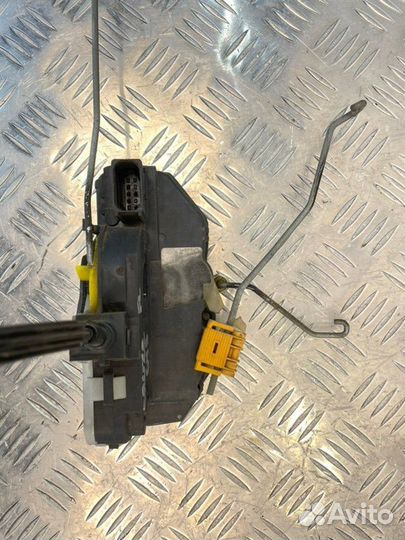 Замок двери передний левый Chevrolet Cruze J300
