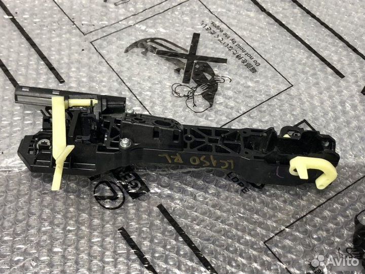 Кронштейн ручки двери задний левый Toyota Land