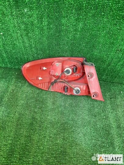Фонарь задний правый mazda millenia