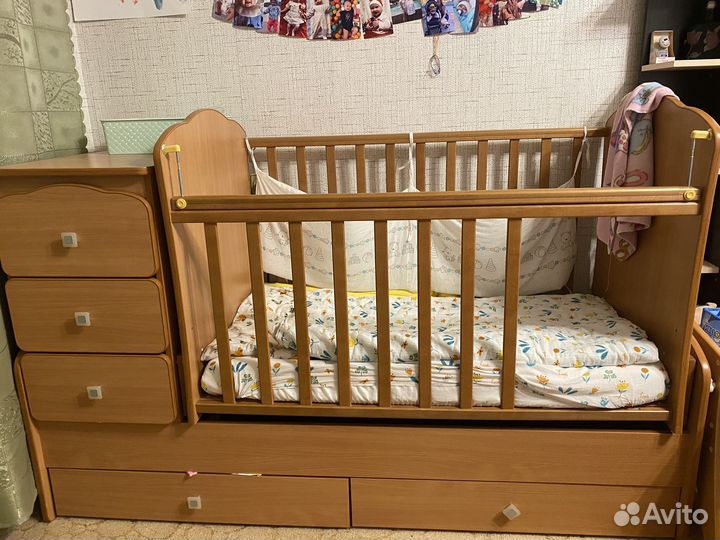 Детская кроватка с маятником