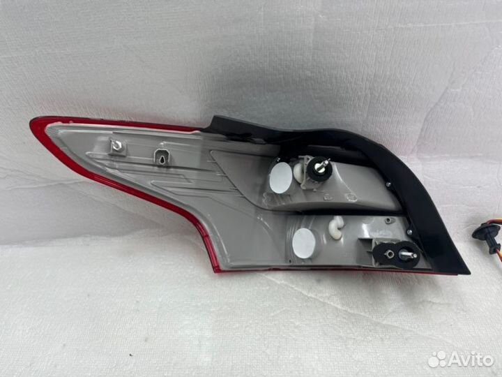 Фонарь наружный задний правый Ford Focus 3