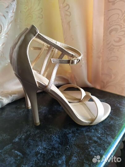 Босоножки женские на каблуке