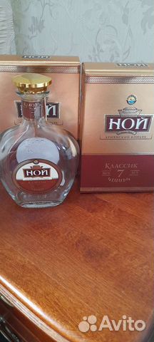 Коробка и бутылка: элитный виски, коньяка Ной