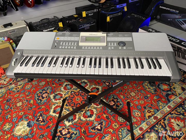 Синтезатор со стойкой