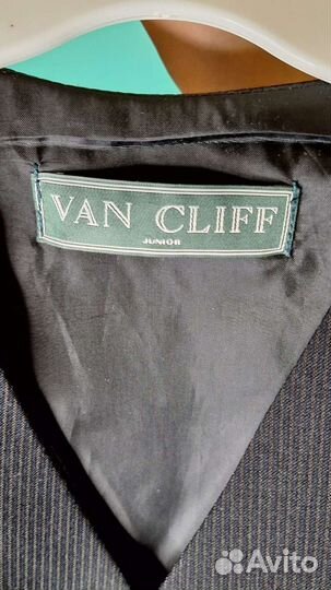 Продается жилетка школьная