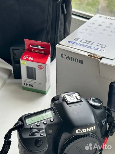 Зеркальный фотоаппарат Canon 7D