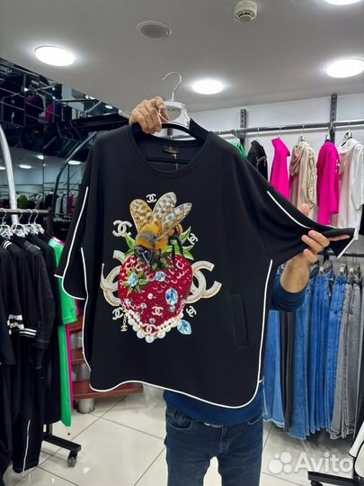 Блузка трикотажная с крутым принтом из страз